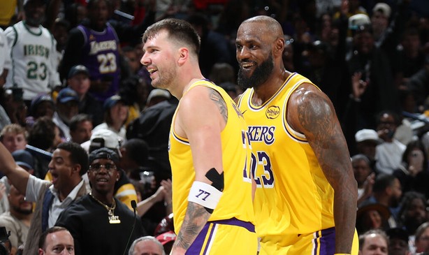 詹姆斯：卢卡不需要为我改变比赛方式 我们会围绕他调整|湖人|新奥尔良鹈鹕队|洛杉矶湖人队|卢卡-东契奇|卢卡·东契奇_新浪体育_新浪新闻