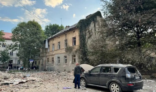 俄空袭乌西部城市与美国工厂酿1死26伤，乌克兰试射射程3000公里的火烈鸟导弹 | 狼叔看世界